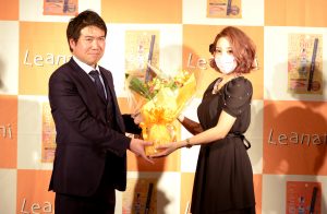 『レアナニ』記念イベントに、ざわちんが2人!? 5 レアナニ花束