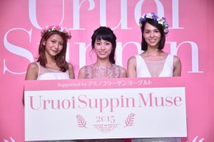 「すっぴんミューズ」 鈴木サチさんらが受賞 1 左:大石参月さん(27才) 中央:日本すっぴん協会会長 岡本静香氏 右:鈴木サチさん(35才)