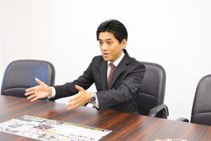 第5回 国際化粧品展 開催!松野事務局次長に訊く 6 %e6%9d%be%e9%87%8e%e3%81%95%e3%82%93%ef%bc%91_%ef%bc%88%e5%b0%8f%ef%bc%89