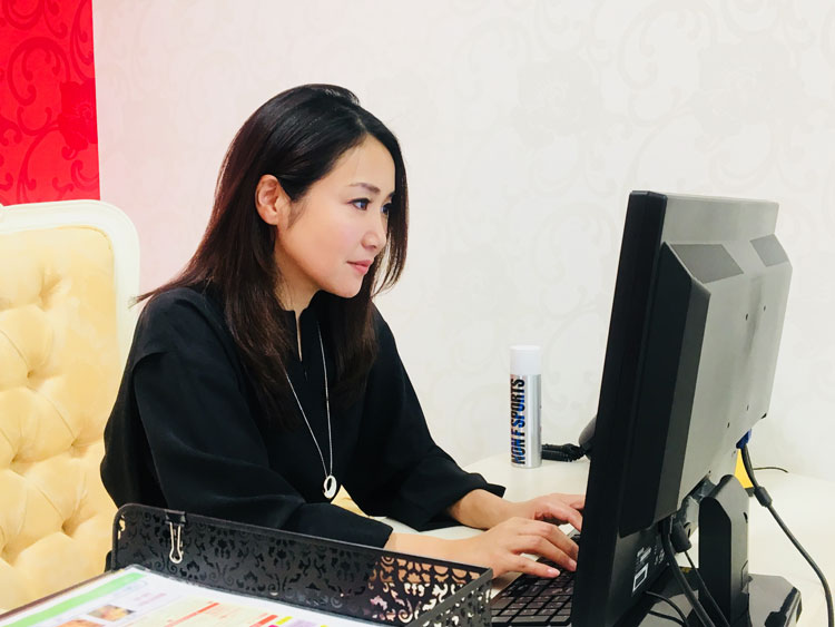 レッドカーペットを歩くように毎日を生きる。新居理恵スペシャルインタビュー 34 column spinterview 20190410 arai