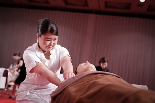 長く働きやすい環境を整え、女性の自立を全力支援! 12 2001 19 ESGRA02
